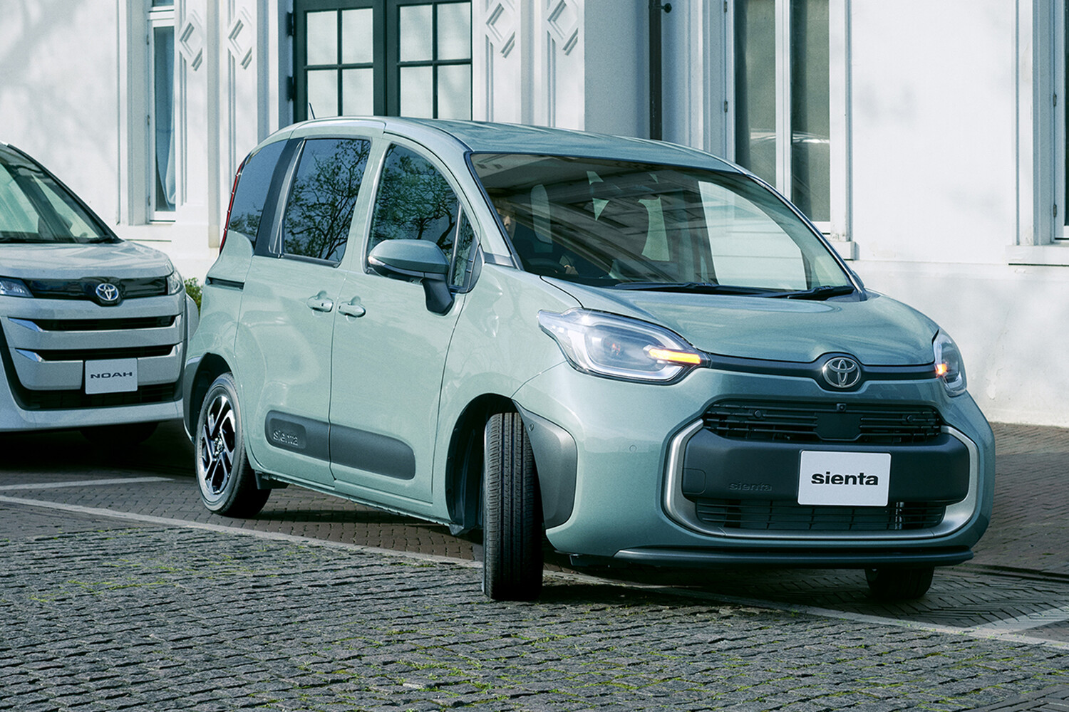 Дилеры начали поставлять в Россию микровэны Toyota Sienta - Газета.Ru |  Новости