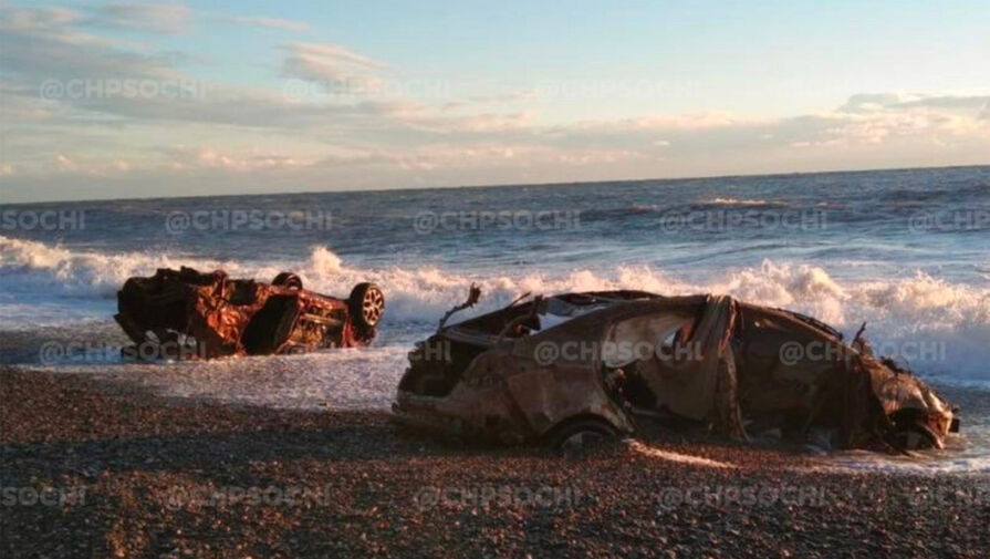 Полиция установила владельцев разбитых машин, вынесенных на берег во время шторма в Сочи