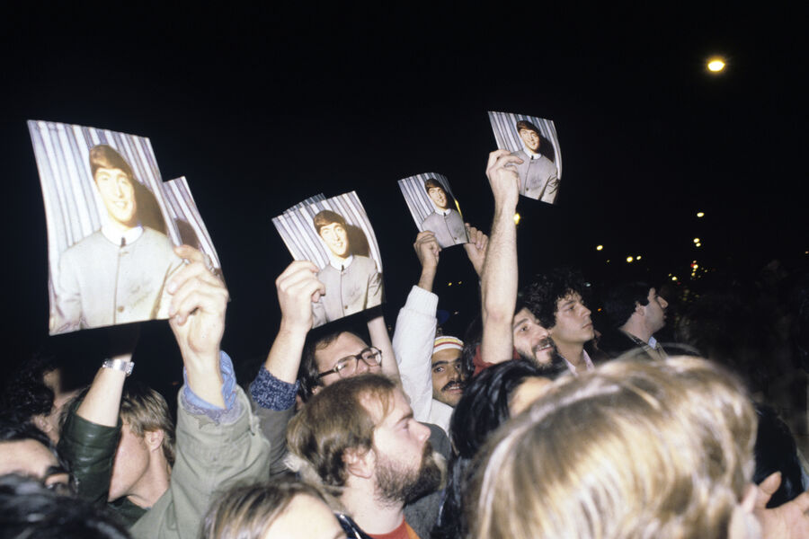 Поклонники Джона Леннона собрались перед&nbsp;его домом, чтобы почтить память музыканта, 8&nbsp;декабря 1980&nbsp;года