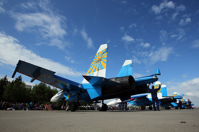 Многоцелевые истребители Су-27 пилотажной группы «Русские витязи» перед началом выступления на праздничных мероприятиях, посвященных 25-летию создания двух авиационных групп высшего пилотажа — «Стрижи» и «Русские витязи», в Центре показа авиационной техники (ЦПАТ) в подмосковной Кубинке, 21 мая 2016 года