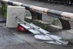 Поваленные дорожные знаки на улице Некрасовский путепровод после урагана во Владивостоке, 3 сентября 2020 года