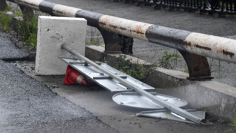 Поваленные дорожные знаки на&nbsp;улице Некрасовский путепровод после урагана во Владивостоке, 3 сентября 2020 года