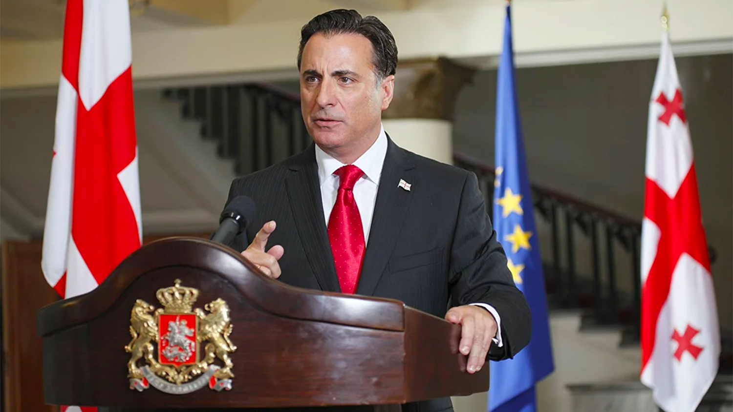 Энди Гарсиа в роли президента Грузии Михаила Саакашвили в фильме «5 дней в августе» (2011)