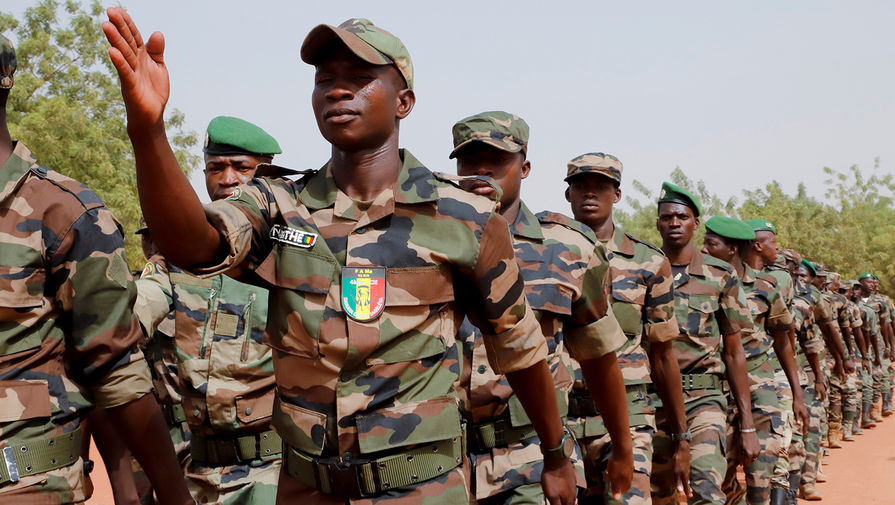 Второй переворот за год: военные задержали временного президента Мали