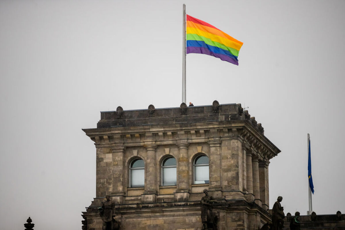 В Германии над зданием парламента впервые подняли радужный флаг  ЛГБТ-сообщества - Газета.Ru | Новости