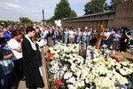 Во время панихиды по бывшему солисту группы «Ласковый май» Юрию Шатунову на Троекуровском кладбище в 40-й день его смерти, 1 августа 2022 года