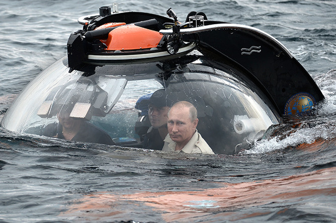 Владимир Путин совершает погружение на батискафе к затонувшему древнему судну, лежащему в районе Севастополя на 83-метровой глубине, 2015 год