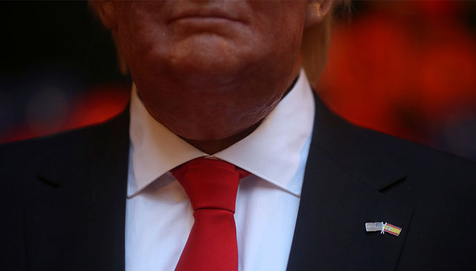 Восковая фигура избранного президента США Дональда Трампа с испанским и американским флагами в Музее...