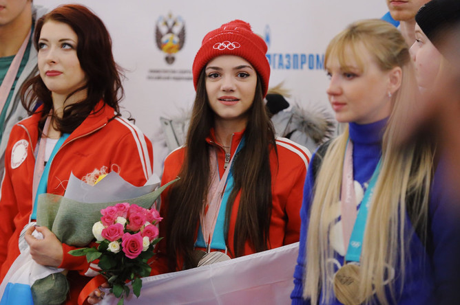 Фигуристки Екатерина Боброва и Евгения Медведева (слева направо) на церемонии встречи российских спортсменов - участников Олимпиады 2018 в аэропорту «Шереметьево»