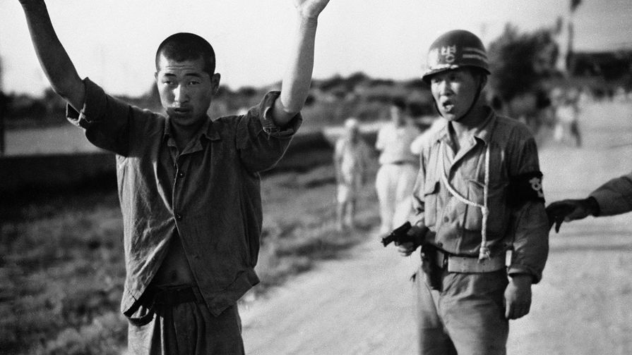 Служащий военной полиции Южной Кореи с северокорейским заключенным, 1950 год