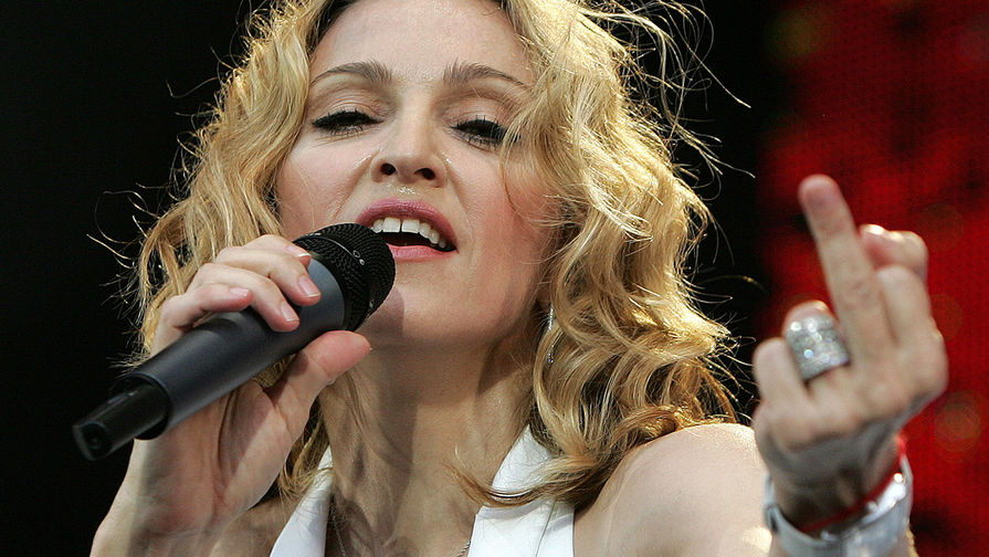 Мадонна во время выступления в&nbsp;Лондоне, 2012 год