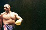 Российский боксер Николай Валуев во время поединка с украинским соперником Ярославом Заворотним в Донецке, июнь 2002 года