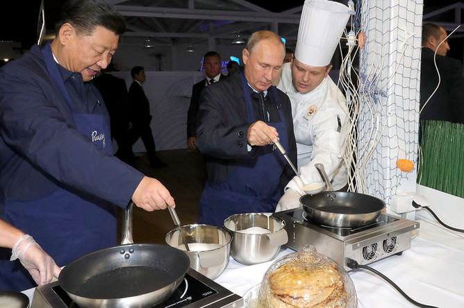 Президент России Владимир Путин и председатель КНР Си Цзиньпин во время посещения выставки в рамках ВЭФ «Улица Дальнего Востока» на набережной Дальневосточного федерального университета на острове Русский, 11 сентября 2018 года