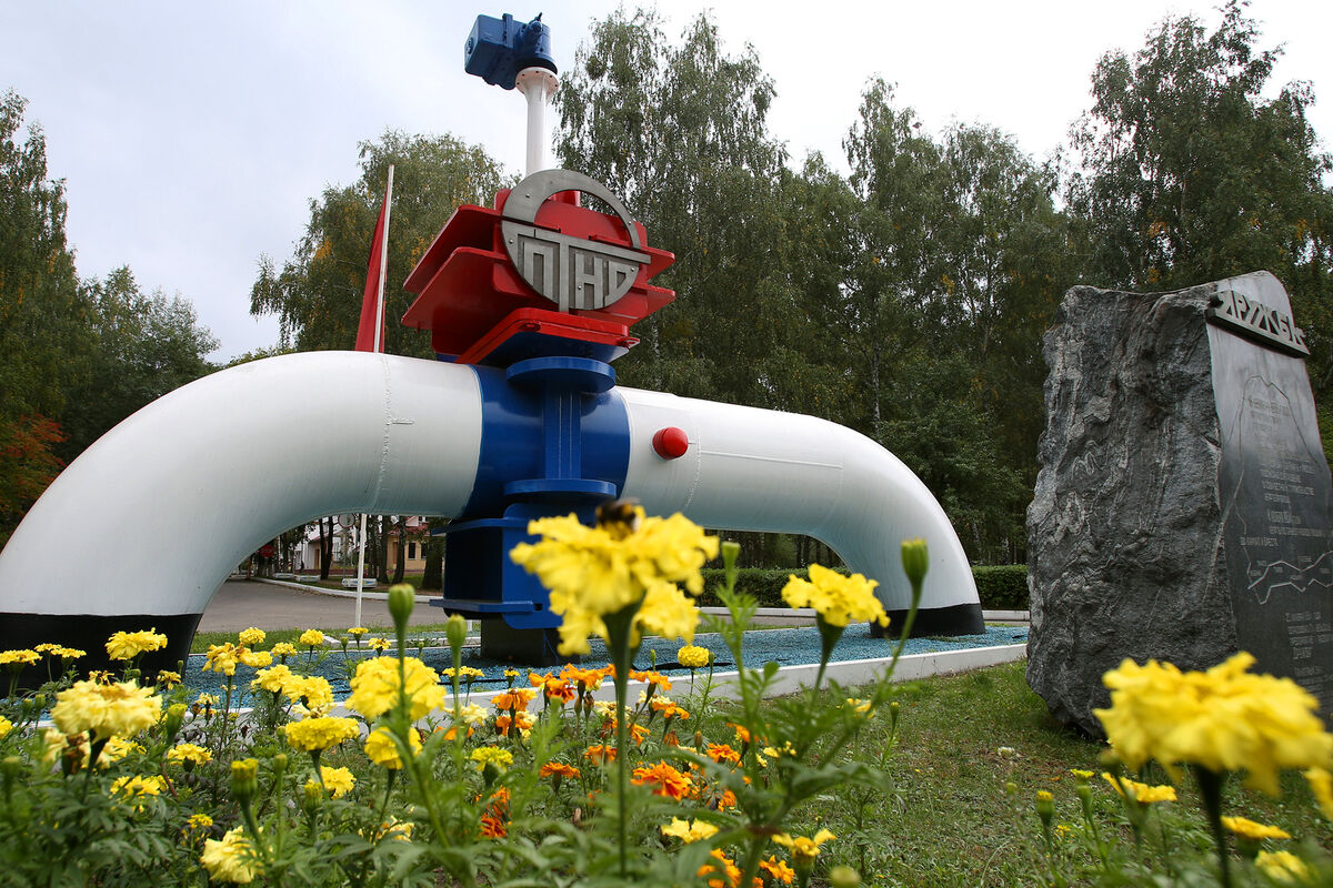 Символ нефтепровода «Дружба» неподалеку от города Мозырь Гомельской области