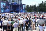 Участники митинга сторонников Демократической партии Молдавии, которые требуют проведения досрочных выборов парламента и отставки президента Игоря Додона, у здания правительства Молдавии в Кишеневе