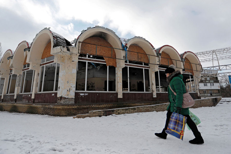 Женщина у разрушенного магазина в Донецке, 5 февраля 2022 года