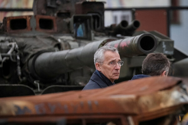 Генеральный секретарь НАТО Йенс Столтенберг в&nbsp;центре Киева, 20&nbsp;апреля 2023&nbsp;года