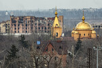 Вид на церковь, разрушенное здание и Авдеевку, февраль 2024 года