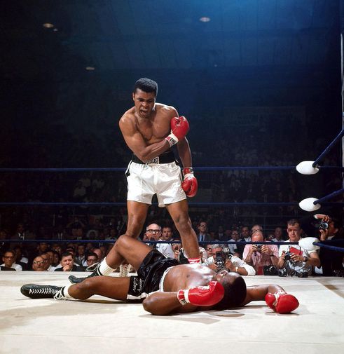 The phantom punch &mdash; спортивная фотография века (по версии Sports Illustrated). Во втором бое Али нокаутировал Сонни Листона 