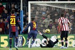Херард Пике отправляет первый мяч в ворота «Атлетика» из Бильбао