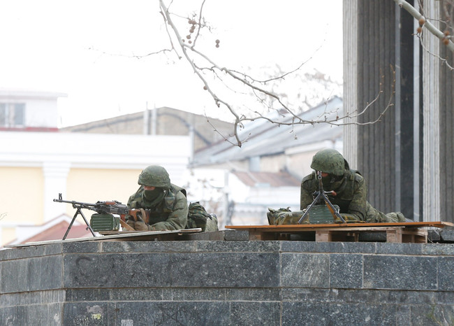Вооруженные люди у&nbsp;здания крымского парламента в&nbsp;Симферополе