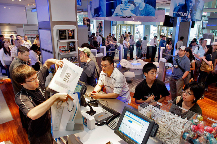 Очередь за&nbsp;приставками Nintendo Wii в&nbsp;фирменном магазине компании, расположенном в&nbsp;Рокфеллеровском центре в&nbsp;Нью-Йорке, 2007&nbsp;год