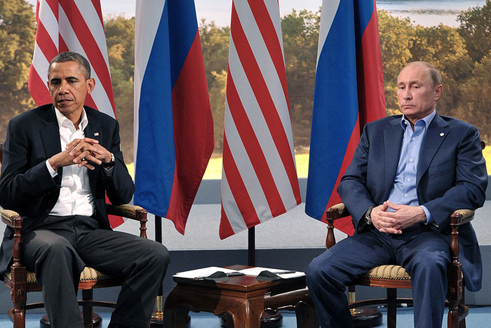 Президент США Барак Обама и президент России Владимир Путин (слева направо) во время встречи перед началом саммита G8. Фото ИТАР-ТАСС