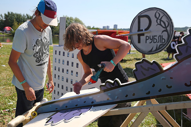 Участники чемпионата самодельных летательных аппаратов Red Bull Flugtag в Крылатском
