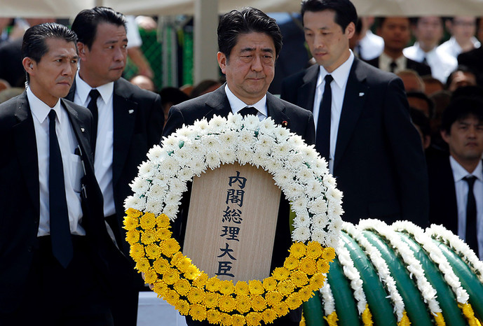 Премьер-министр Японии Синдзо Абэ на&nbsp;церемонии памяти жертв атомной бомбардировки Нагасаки, 9&nbsp;августа 2015&nbsp;года