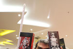 Фанат, одетый в костюм Оби-Ван Кеноби, с игрушками из новой серии «Звездных войн» в Сан-Паулу