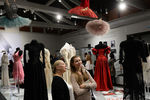 Посетительницы осматривают костюмы балерины Майи Плисецкой работы модельера Пьера Кардена