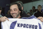 Борис Краснов демонстрирует спортивную форму, подаренную ему игроками и тренерами футбольной команды «Динамо», 2002 год