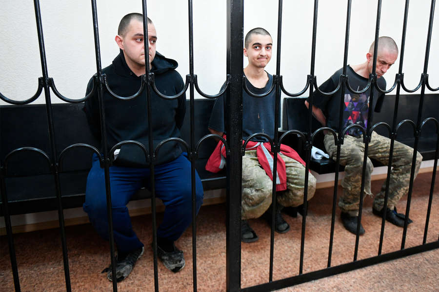 Гражданин Великобритании Шон Пиннер, подданный Королевства Марокко Саадун Брагим и гражданин Великобритании Эйден Эслин (справа налево) в зале суда в Донецке, 9 июня 2022 года