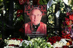 Портрет и цветы на могиле модельера Вячеслава Зайцева на Жегаловском кладбище в подмосковном Щелково, 4 мая 2023 года