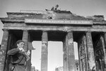 Регулировщица Мария Лиманская у Бранденбургских ворот, Берлин, май 1945 года