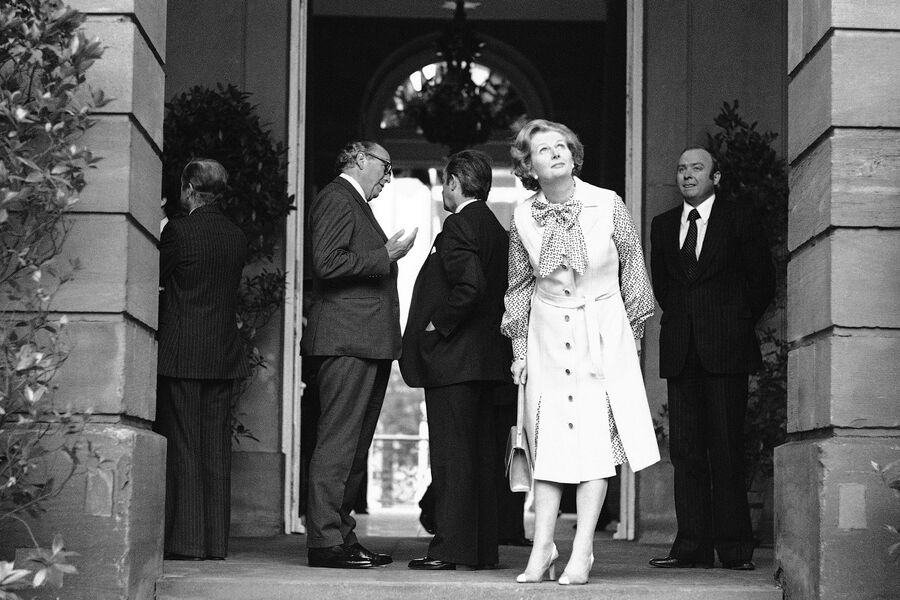 В&nbsp;отставке выяснилось, что Тэтчер, несмотря на&nbsp;то, что умела готовить, плохо разбиралась в&nbsp;прочих бытовых проблемах. Например, она не знала, как правильно звонить по&nbsp;телефону или отправлять факс, поскольку десятилетиями пользовалась служебными средствами связи