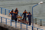 Спасатели несут тело погибшего в крушении самолета Минобороны РФ Ту-154 у побережья Черного моря в Сочи
