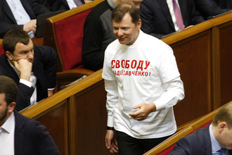 Лидер Радикальной партии Олег Ляшко с надписью «Свободу Надежде Савченко» на заседании Верховной рады, 2015 год