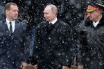 Премьер-министр Дмитрий Медведев, президент Владимир Путин и министр обороны Сергей Шойгу на церемонии возложения венка к Могиле Неизвестного Солдата у стен Кремля, 23 февраля 2017 года