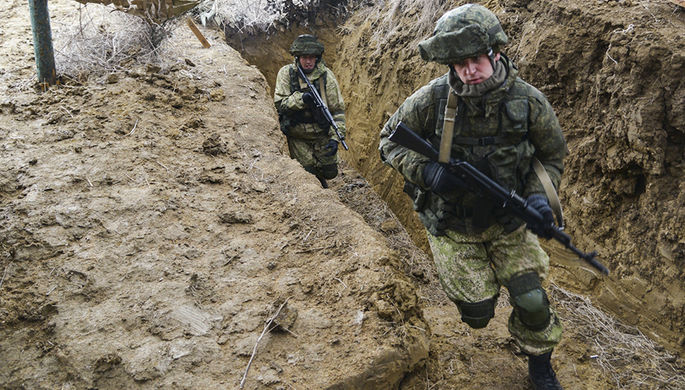 Военнослужащие вооруженных сил России во время учений ВДВ на полигоне Опук в Крыму, 19 марта 2017...