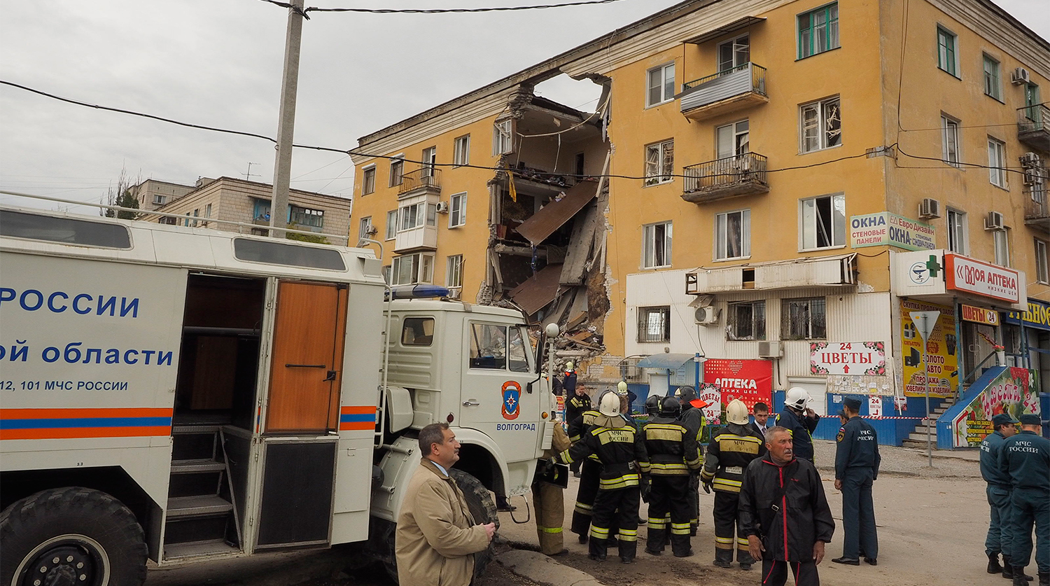 Сотрудники экстренных служб на месте взрыва газа в жилом доме в Волгограде, 16 мая 2017 года