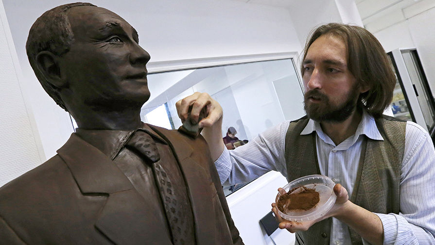 Работа над шоколадной фигурой президента России Владимира Путина для фестиваля в Санкт-Петербурге, ноябрь 2015 года