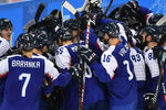 Игроки сборной Словакии радуются победе в матче группового этапа на XXIII зимних Олимпийских играх по хоккею: Словакия — Россия, 14 февраля 2018 год