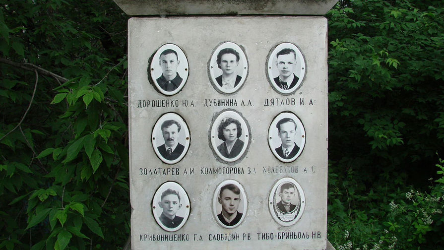 Фото членов тургруппы на памятнике. Инициалы и фамилия Золотарева выбиты с ошибками