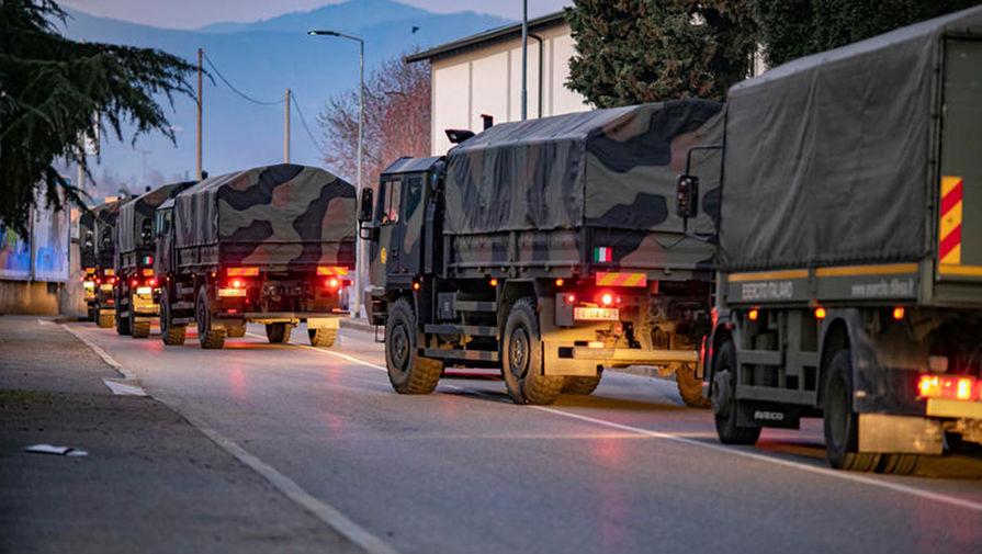 Грузовики итальянской армии, предназначенные для&nbsp;вывоза тел погибших в&nbsp;соседние провинции, на&nbsp;улице Бергамо, 18 марта 2020 года