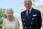 По случаю 99-летия герцога Эдинбургского, которое он отмечал в Виндзорском замке, оставаясь в самоизоляции вместе с женой, Букингемский дворец опубликовал снимок пары, сделанный 1 июня. А после поздравил принца Филиппа еще и подборкой фотографий, сделанных в разные годы
