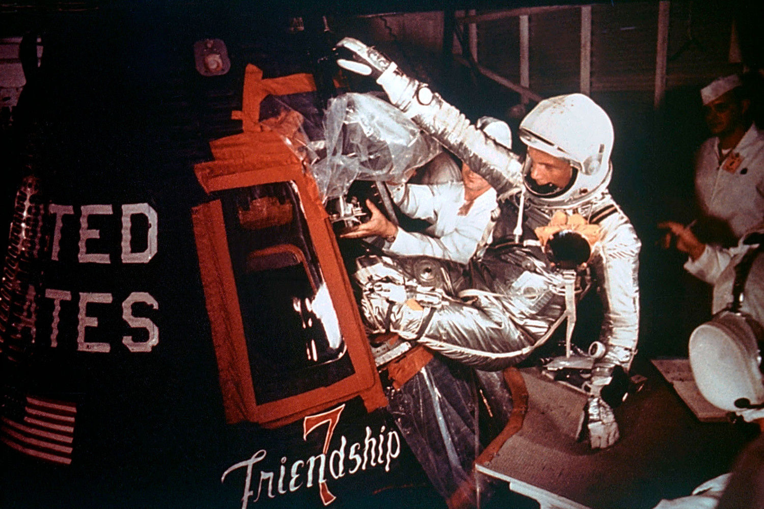 Астронавт Джон Гленн входит в космический корабль «Friendship 7» перед запуском «Меркурий-Атлас-6», 20 февраля 1962 года