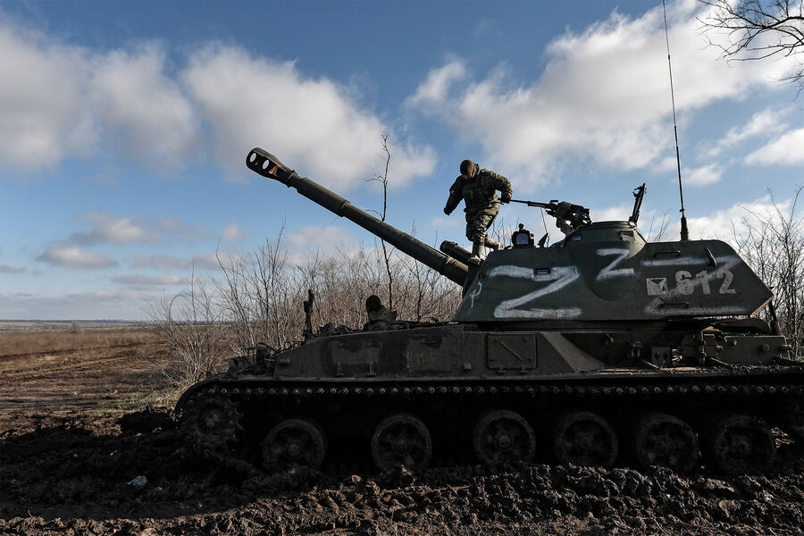 Военнослужащие МО РФ на самоходной артиллерийской установке 2СЗ «Акация» на Запорожском направлении