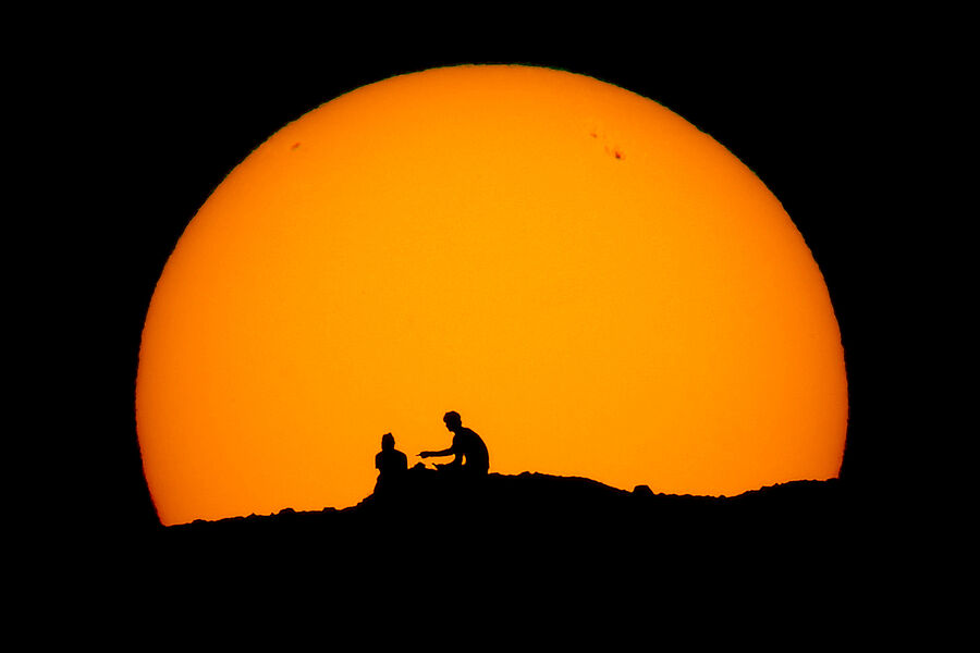 Силуэты туристов на&nbsp;фоне заходящего солнца в&nbsp;парке Папаго в&nbsp;Фениксе, 18&nbsp;февраля 2023&nbsp;года