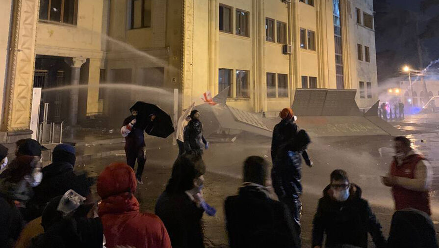 ТАСС: в Тбилиси начались столкновения протестующих со спецназом